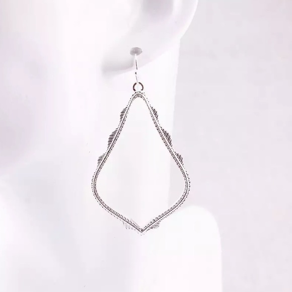 NEW 🌼 Silver teardrop filigree frame earring - Picture 1 of 8